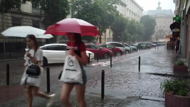 Lviv Ukraine Juni 2020 Straat Van Stad Tijdens Regen — Stockvideo