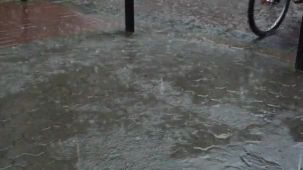 Şehirde Yağmur Yağıyor Kaldırıma Yağmur Damlaları Düşüyor — Stok video