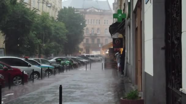 Regen Der Stadt Regentropfen Fallen Auf Den Gehweg — Stockvideo