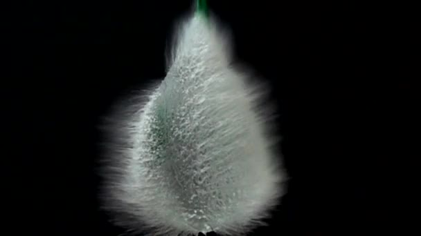 Un ballon d'eau sur fond noir. Eau en forme de boule.