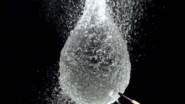 Balão Água Sobre Fundo Preto Água Forma Bola — Vídeo de Stock