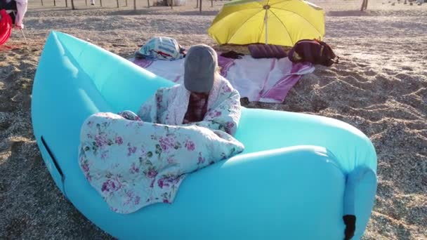 Dziewczyna Plaży Siedzi Nadmuchiwanym Hamaku — Wideo stockowe