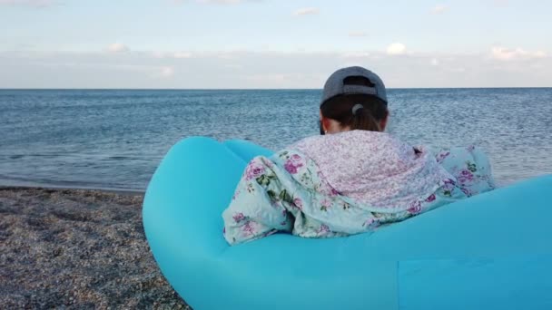 Una Muchacha Playa Sienta Una Hamaca Inflable — Vídeos de Stock