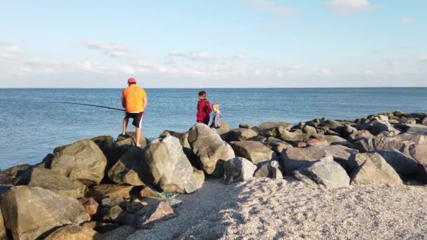 Vissen Aan Kust Schieten Zomer — Stockvideo