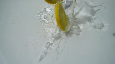 Limon dilimlerinin düşüşü. Yavaş çekim.