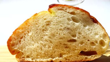 Zeytinyağı bir parça ekmeğin üzerine dökülür..