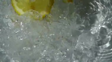 Limon dilimlerinin düşüşü. Yavaş çekim.