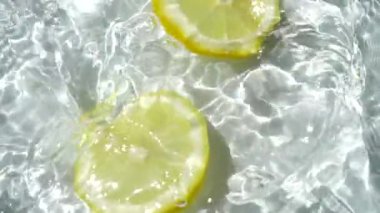 Limon dilimlerinin düşüşü. Yavaş çekim.