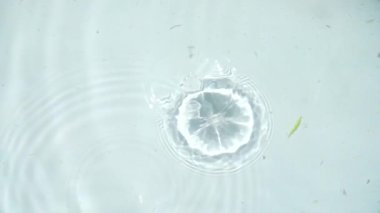 Kireç parçalarının dökülmesi. Yavaş çekim.