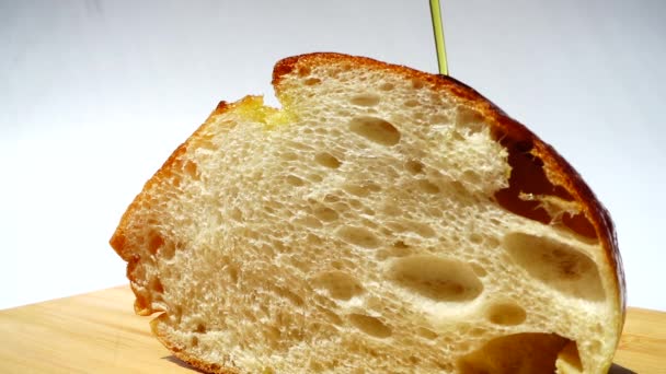 Оливковое Масло Льется Кусок Хлеба — стоковое видео