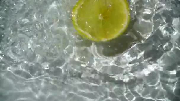 Limon Dilimlerinin Düşüşü Yavaş Çekim — Stok video