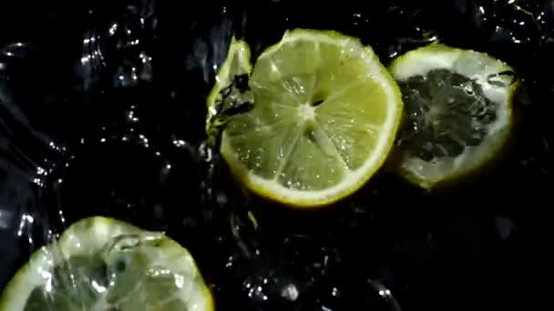 Limon Dilimlerinin Düşüşü Yavaş Çekim — Stok video