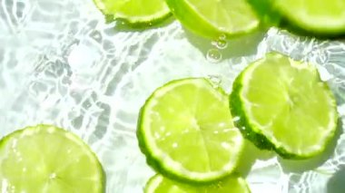 Kireç parçalarının dökülmesi. Yavaş çekim.