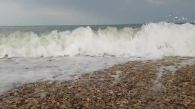 Deniz dalgaları kıyıda.