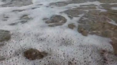 Deniz dalgaları kıyıda.