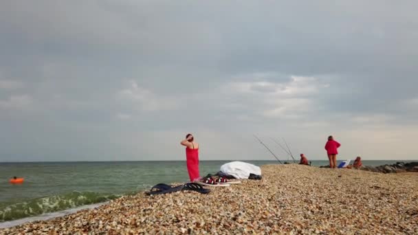 Oameni Necunoscuți Plaja Mării Vara — Videoclip de stoc