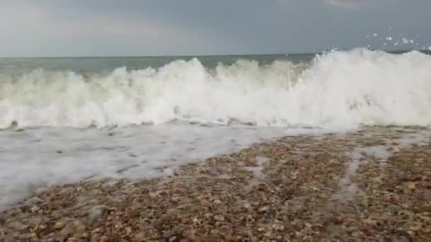 vague de mer sur le bord de la mer.