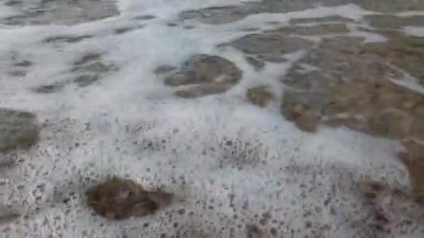vague de mer sur le bord de la mer.