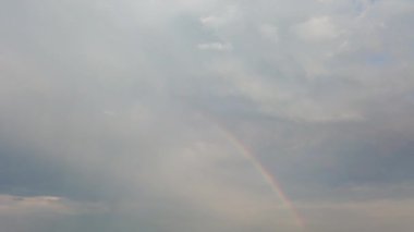 Gökkuşağı gökyüzünde. Yazın film çekmek..