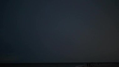 Gökyüzünde şimşek çaktı. Yazın film çekmek..