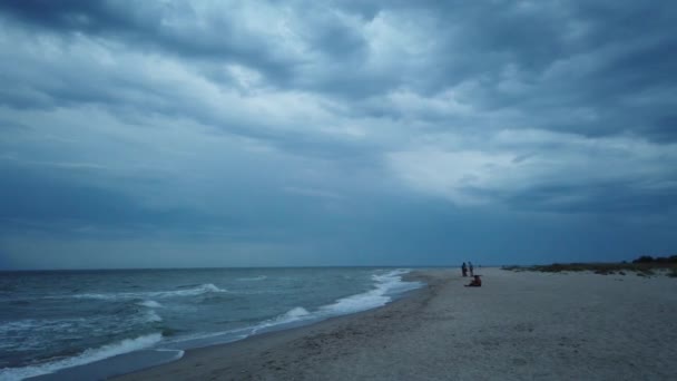Meeresstrand Und Gewitterwolken Über Dem Meer — Stockvideo