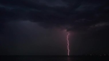 Gökyüzünde şimşek çaktı. Yazın film çekmek..