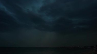 Gökyüzünde şimşek çaktı. Yazın film çekmek..