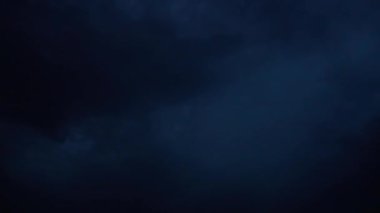 Gökyüzünde şimşek çaktı. Yazın film çekmek..