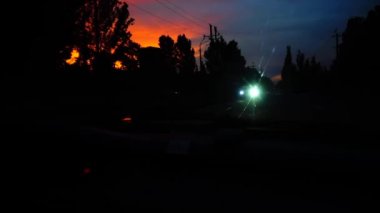 Gökyüzünde günbatımının arka planında hareket.