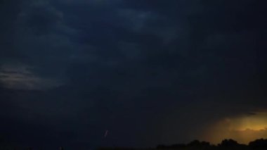 Gökyüzünde şimşek çaktı. Yazın film çekmek..