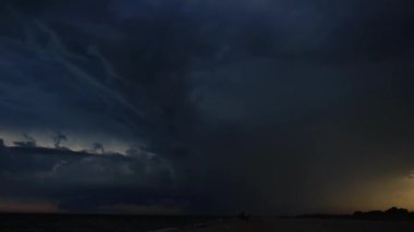 Gökyüzünde şimşek çaktı. Yazın film çekmek..