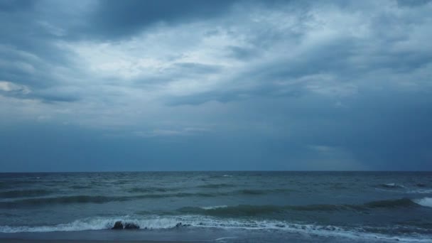 海滩和海面上的风暴云 — 图库视频影像