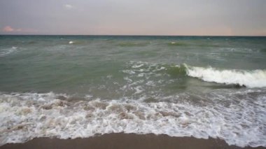 Yazın sahilde deniz dalgası. Yavaş çekim.