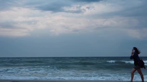 Ein Unbekanntes Mädchen Spaziert Strand Entlang Inmitten Von Blitzen Himmel — Stockvideo