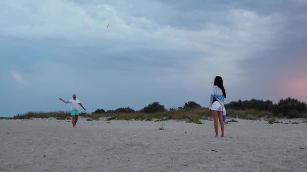 Невідомі Люди Бавляться Фрісбі Пляжі — стокове відео