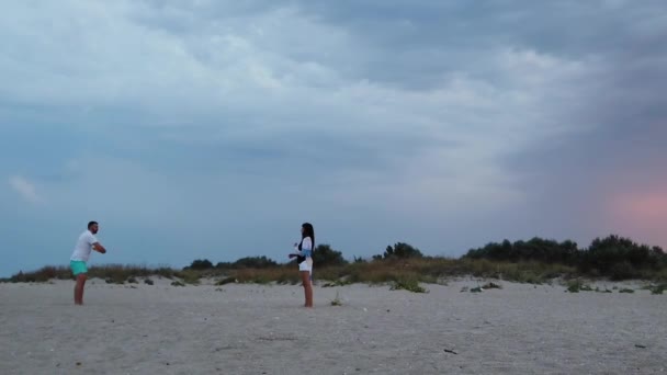 Okända Människor Leker Med Frisbee Stranden — Stockvideo