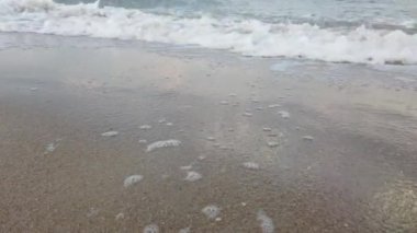 Yazın sahilde deniz dalgaları.