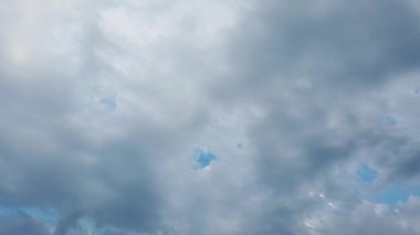 Gökyüzündeki bulutlar. Yazın film çekmek..