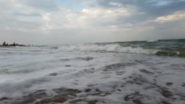 Yazın sahilde deniz dalgaları.