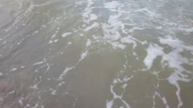 Yazın sahilde deniz dalgaları.