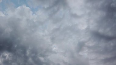 Deniz ve günbatımında fırtına bulutları.