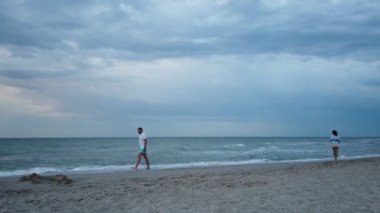 Deniz sahili ve denizin üzerindeki fırtına bulutları.