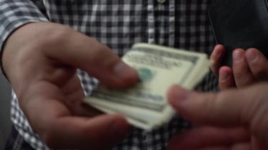 Bir adam cüzdanındaki dolarları yeniden hesaplar..