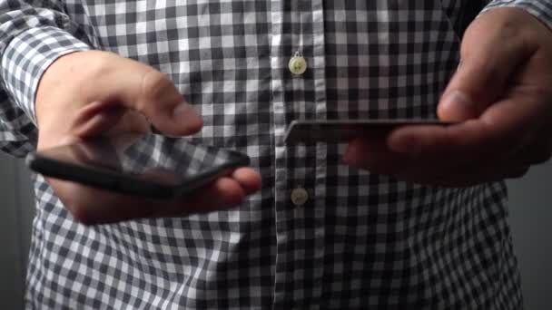 男人用信用卡和智能手机买东西 — 图库视频影像