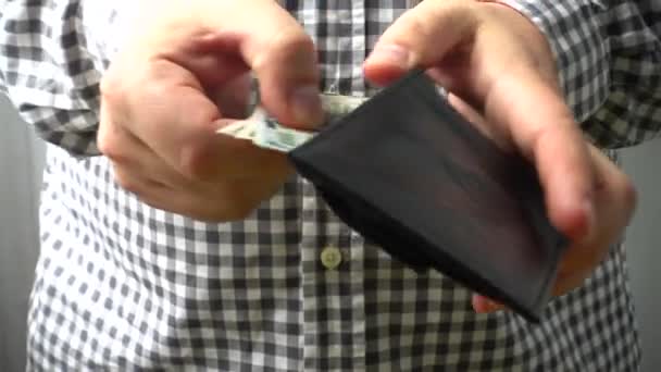 Bir Adam Cüzdanındaki Dolarları Yeniden Hesaplar — Stok video