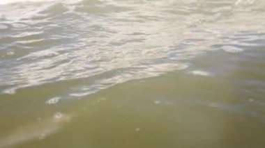 Yazın sahilde deniz dalgaları.