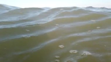 Yazın sahilde deniz dalgaları.