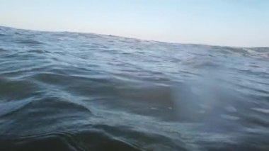 Yazın sahilde deniz dalgaları.