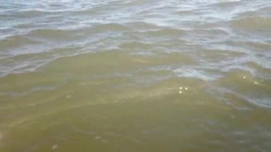 Yazın sahilde deniz dalgaları.