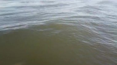 Yazın sahilde deniz dalgaları.